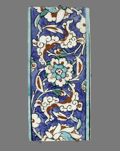 Carreau de bordure à rinceaux de nuages tchi et rosettes sur fond bleu, image 1/2