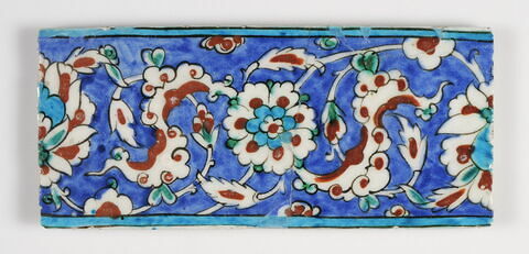 Carreau de bordure à rinceaux de nuages tchi et rosettes sur fond bleu, image 2/2