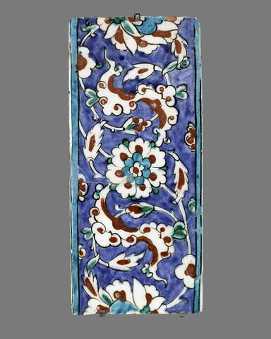 Carreau de bordure à rinceaux de nuages tchi et rosettes sur fond bleu, image 1/2