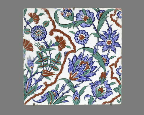 Carreau à grands fleurons enfermant des touffes de fleurs sur fond  de grandes tiges fleuries saz, image 1/1