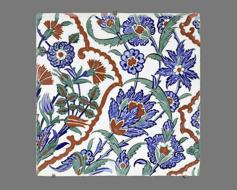 Carreau à grands fleurons enfermant des touffes de fleurs sur fond  de grandes tiges fleuries saz, image 1/1