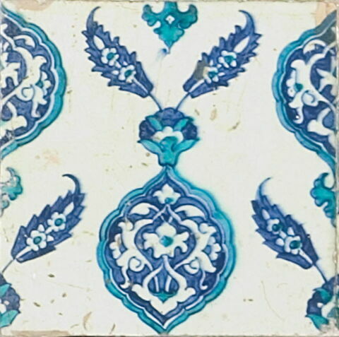Carreau au réseau de feuilles placées en losange et de mandorles décorées de fleurons bifides rumi, image 1/1