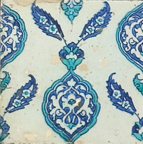 Carreau au réseau de feuilles placées en losange et de mandorles décorées de fleurons bifides rumi, image 1/1