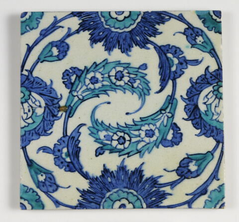 Carreau à décor de niche meublée de feuilles saz enroulées, image 1/1