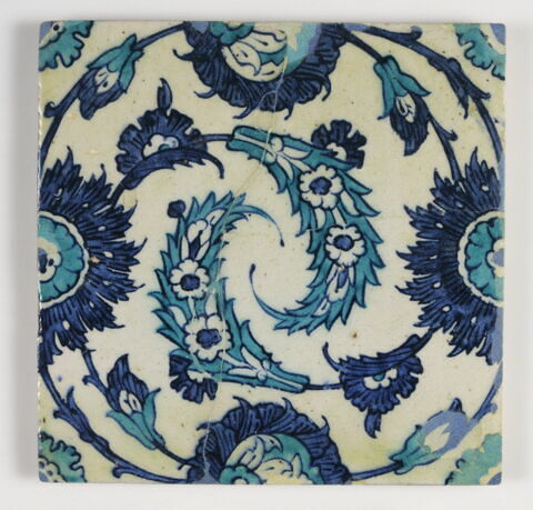 Carreau à décor de niche meublée de feuilles saz enroulées, image 1/1