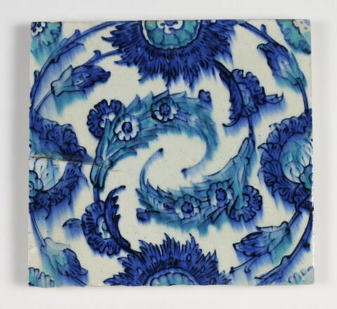 Carreau à décor de niche meublée de feuilles saz enroulées, image 1/1