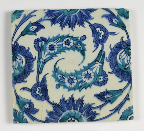 Carreau à décor de niche meublée de feuilles saz enroulées, image 1/1