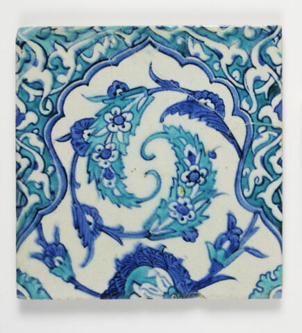 Carreau à décor de niche meublée de feuilles saz enroulées, image 1/1