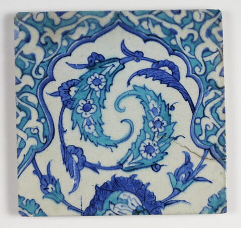 Carreau à décor de niche meublée de feuilles saz enroulées, image 2/2