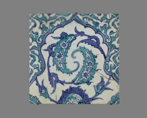 Carreau à décor de niche meublée de feuilles saz enroulées, image 1/2