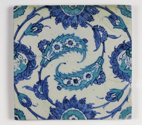 Carreau à décor de niche meublée de feuilles saz enroulées, image 1/1