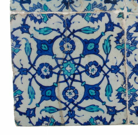 Carreau au réseau cruciforme composé de rosettes et de fleurons, image 2/2