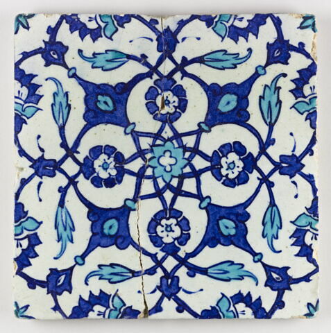 Carreau au réseau cruciforme composé de rosettes et de fleurons, image 1/2