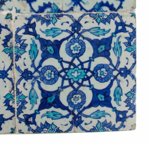 Carreau au réseau cruciforme composé de rosettes et de fleurons, image 2/2