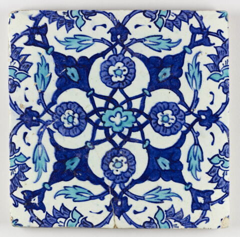 Carreau au réseau cruciforme composé de rosettes et de fleurons, image 1/2