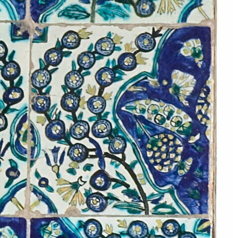 Carreau aux médaillons polylobés fleuris sur fond de branches ondulantes de prunus, image 1/1