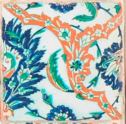 Carreau à réseau fleuronné fleuri enfermant des palmettes feuillues et fleuries et des rosettes, image 1/1