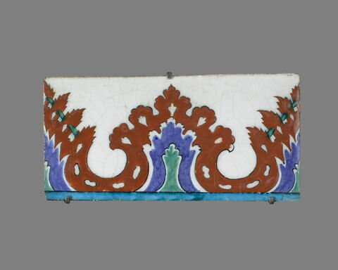 Carreau de bordure aux lambrequins feuillus, image 1/2