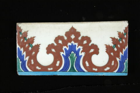 Carreau de bordure aux lambrequins feuillus, image 2/2