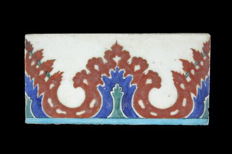 Carreau de bordure aux lambrequins feuillus, image 2/2