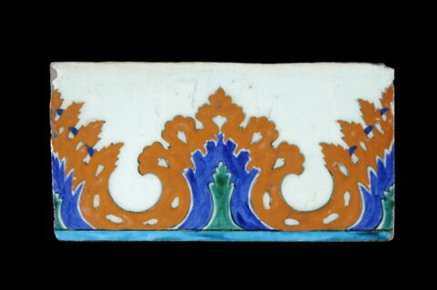 Carreau de bordure aux lambrequins feuillus, image 1/1