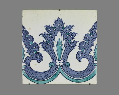 Carreau de bordure aux lambrequins feuillus de taille alternée, image 1/1