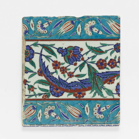 Carreau de frise aux motifs saz et quatre-fleurs entre deux bandes turquoise, image 1/3