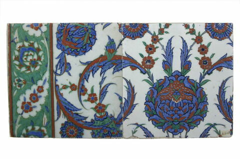 Carreau à décor floral entouré d'une bordure verte à décor de feuilles saz, image 2/2