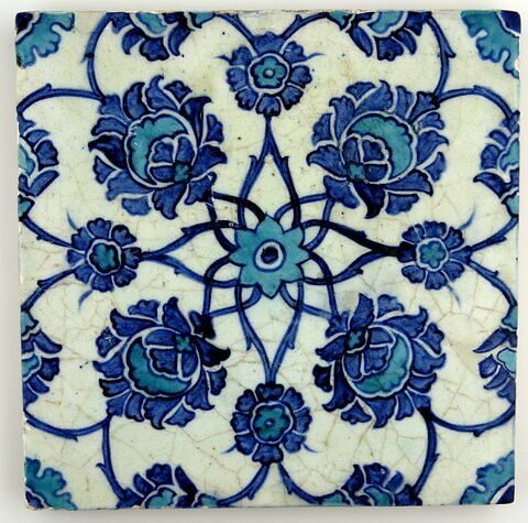 Carreau à décor végétal quadrilobé participant à un décor de niche fleurie, image 2/4