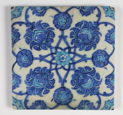 Carreau à décor végétal quadrilobé participant à un décor de niche fleurie, image 1/2