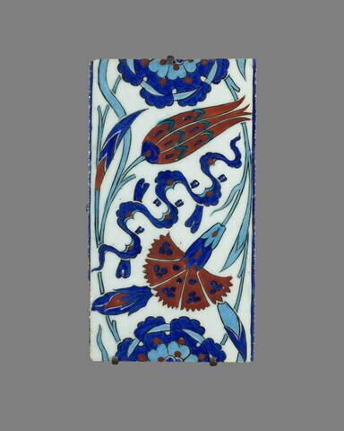 Carreau de bordure au rinceau de rosaces, oeillets, tulipes et nuages tchi, image 1/3