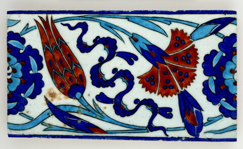 Carreau de bordure au rinceau de rosaces, oeillets, tulipes et nuages tchi, image 1/2