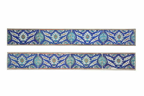 Carreau d'une bordure à fond bleu et décor de médaillons, image 2/2