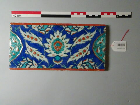 Carreau d'une bordure à fond bleu et décor de médaillons, image 1/2