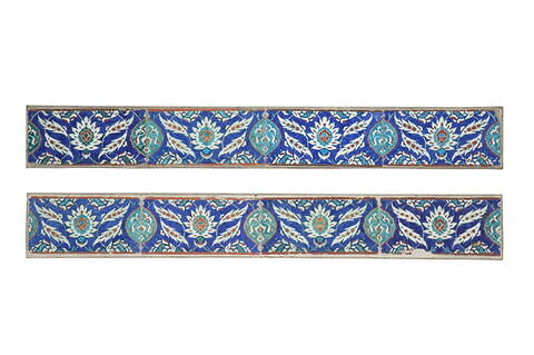 Carreau d'une bordure à fond bleu et décor de médaillons, image 2/2