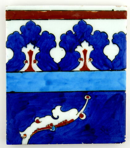 Carreau de bordure à frise de lambrequins et fleuron rumi, image 1/2
