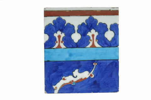 Carreau de bordure à frise de lambrequins et fleuron rumi, image 2/2