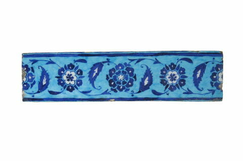 Frise à rinceaux, fleurs composites et feuilles dentelées sur fond bleu, image 4/4