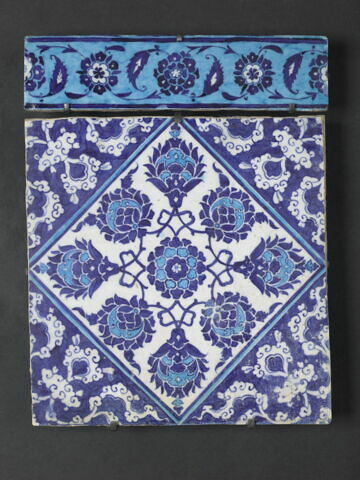 Frise à rinceaux, fleurs composites et feuilles dentelées sur fond bleu, image 2/4