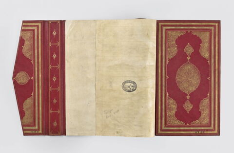 Reliure à rabat à médaillon à appendices et décor de tchis, de fleurettes et de rinceaux, image 8/11