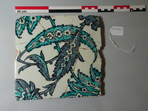 Carreau à la palmette feuillue encadrées de feuilles dentelées et de fleurs épanouies saz, image 1/2