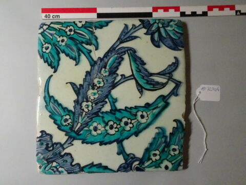 Carreau à la palmette feuillue encadrées de feuilles dentelées et de fleurs épanouies saz, image 1/1