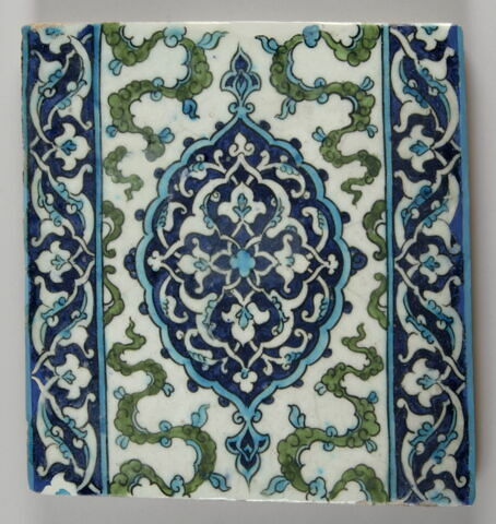 Carreau de bordure aux nuages tchis et aux mandorles décorés d'une composition centrée de fleurons. Bordure de rinceaux fleurons, image 1/3