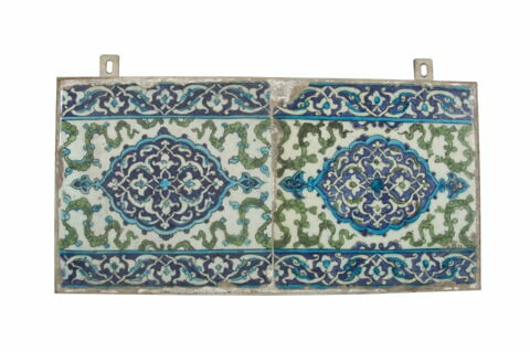Carreau de bordure aux nuages tchis et aux mandorles décorés d'une composition centrée de fleurons. Bordure de rinceaux fleurons, image 2/3