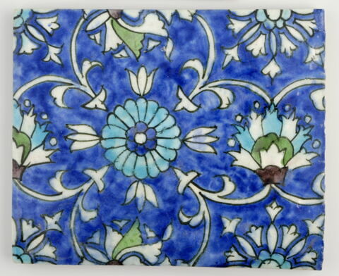 Carreau au quadrilobe accompagné de fleurs épanouies saz et de rosettes sur fond bleu, image 1/3