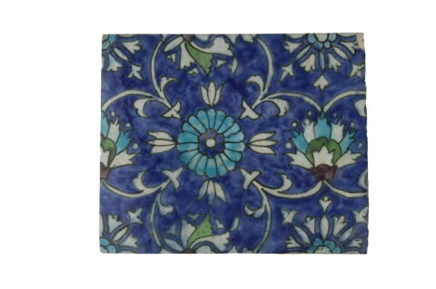 Carreau au quadrilobe accompagné de fleurs épanouies saz et de rosettes sur fond bleu, image 2/3