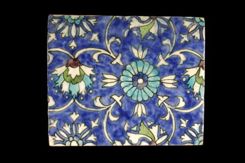 Carreau au quadrilobe accompagné de fleurs épanouies saz et de rosettes sur fond bleu, image 3/3