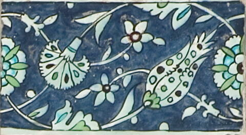 Carreau de bordure à rinceaux entrelacés de tulipes, oeillets et rosettes sur fond bleu, image 2/2