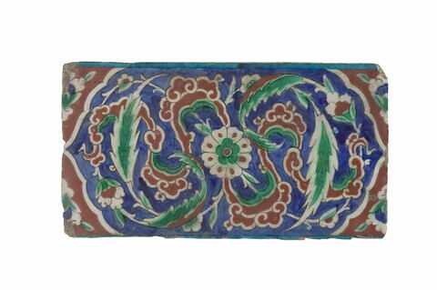 Carreau de bordure au motif hélicoïdal de nuages accompagnés de feuilles, image 1/1