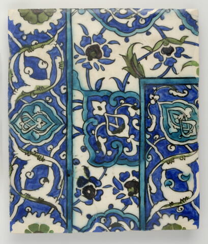 Carreau de bordure à fleurons bifides rumi et mandorles fleuronnés sur fond bleu, à mandorles fleuronnées bleues sur fond blanc. bordure à rumi et mandorles fleuronnées sur fond bleu, image 1/2